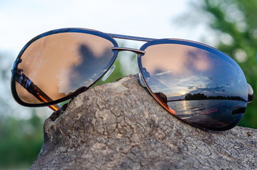 Sun protective goggles in which the landscape of nature is reflected.