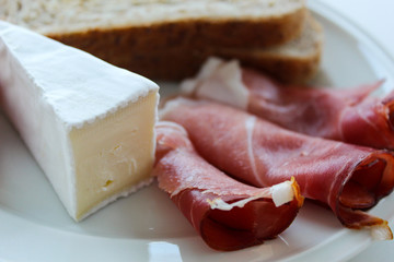 Brotzeitteller mit Schinken, Weichkäse, Toast und Tomaten