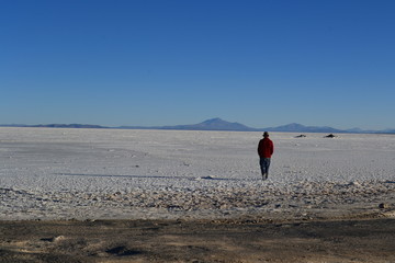 Obraz premium Walking in the white sea