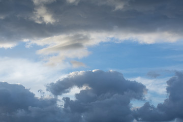 Fototapeta na wymiar Nuvole tridimensionali sullo sfondo il cielo azzurro