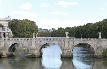 Obraz premium a wide river Tiber and the Roman bridge. Italy