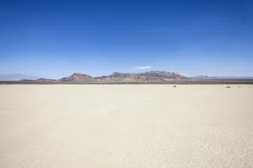 Zelfklevend Fotobehang Silurische droge moddervlakte in de buurt van Death Valley in de uitgestrekte Mojave-woestijn van Californië. © trekandphoto