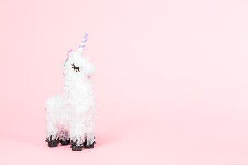 Unicorn pinata © arinahabich
