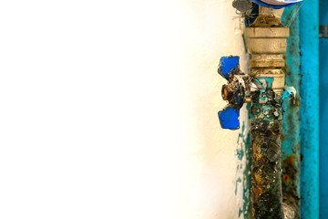 The water supply and the shut-off valve are in an emergency condition