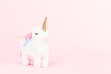Unicorn pinata © arinahabich