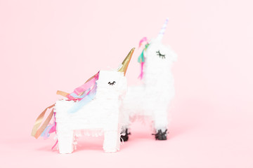 Unicorn pinata © arinahabich