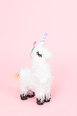 Unicorn pinata © arinahabich