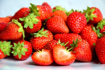 Frische Erdbeeren auf weißen Hintergrund, Sommerzeit, Erntezeit