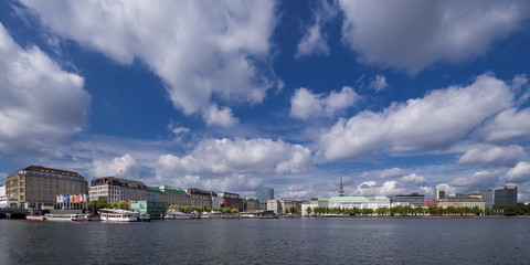 Hamburg - Alster Panorama im Sommer mit viel Himmel