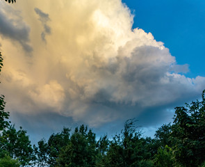 Unwetterwolke am blauen Himmel. Aufbrauender Sturm