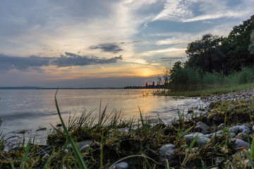 Abenddämmerung am Bodensee. Schöne Farben an einem Sommerabend