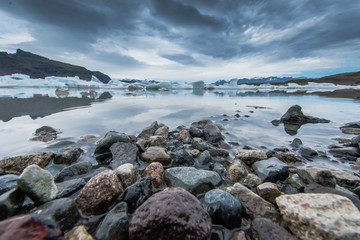 Fototapeta na wymiar Eisberge schwimmend vor Steinen Island