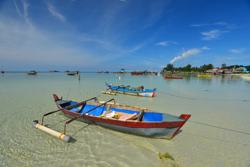 Fototapeta na wymiar Traditional boat with Clean sea wonderfull Indonesia 