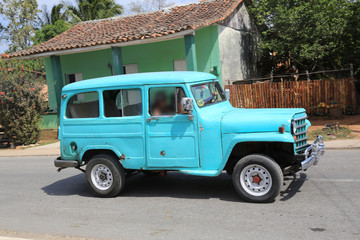 Schöner türkisfarbener Oldtimer-Jeep auf Kuba (Karibik)