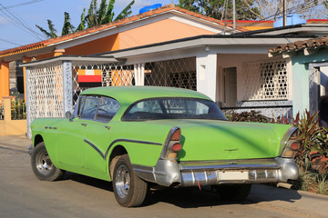 Schöner grüner Oldtimer auf Kuba (Karibik)