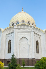 Fototapeta na wymiar A large white building of the mosque.