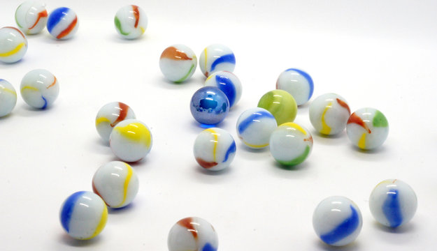 bunte kugeln und murmeln