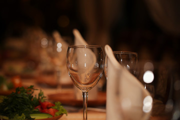 стол сервировка в беседке на природе в солнечный день 