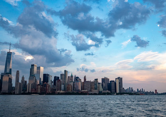 Fototapeta premium Panoramę Manhattanu z księżycem