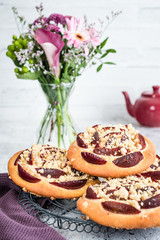 Zwetschgenplunder mit Blumenstrasuß