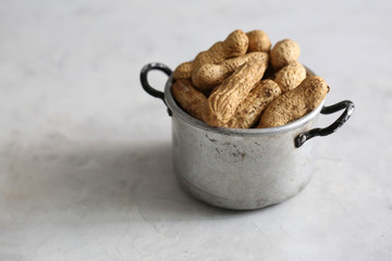 Unrefined peanuts in retro cup