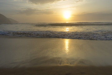 Obraz premium Scenic colorful sunset at the sea coast. Good for wallpaper or background image.