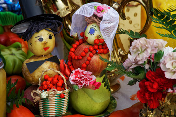 Bride and groom of potatoes and apples. An example of decorative work with vegetables.
