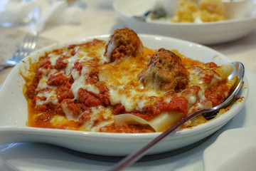 Lasaña con dos albóndigas
