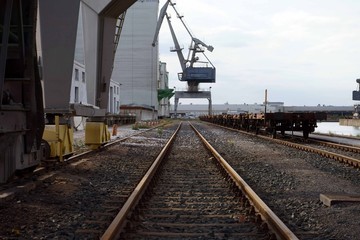 Obraz premium Krane am Hafenbecken im Hafen Braunschweig