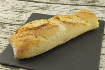 Pain baguette sur une ardoise