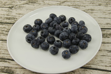 Myrtilles sur une assiette