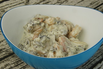 Salade de crevettes crémeuse aux pleurotes dans un bol