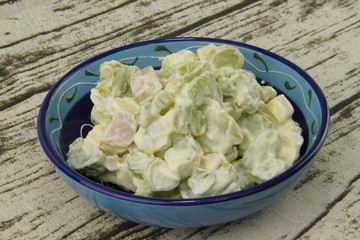 Salade de céleris dans un bol
