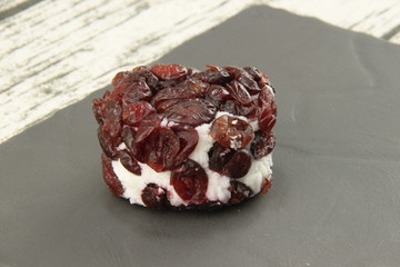 Fromage de chèvre aux airelles sur une ardoise