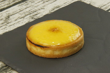 Tarte au citron sur une ardoise