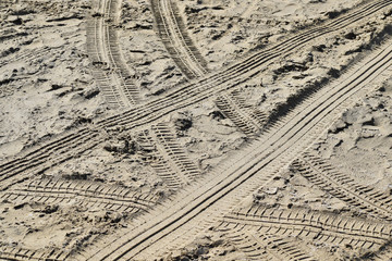 Fototapeta premium Empreintes de pneus sur le sable d'une plage