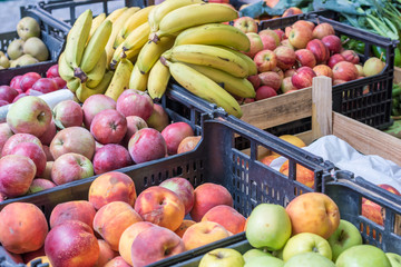 Frische Früchte an einem Obststand auf einem Markt