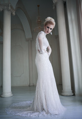 Obraz premium The beautiful woman posing in a wedding dress