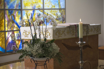 Altare di una chiesa cattolica e vangelo 