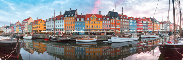 Nyhavn au lever du soleil, avec des façades colorées de vieilles maisons et de vieux bateaux dans la vieille ville de Copenhague, capitale du Danemark.