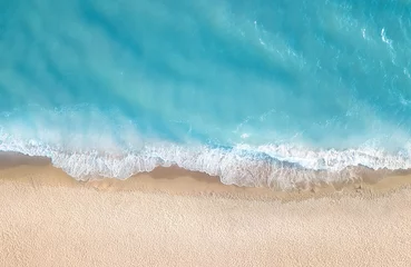 Selbstklebende Fototapete Luftbild Strand und Wellen aus der Draufsicht. Luftaufnahme des Luxus, der am sonnigen Tag ruht. Sommermeerblick aus der Luft. Ansicht von oben von der Drohne. Reisekonzept und Idee