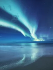Selbstklebende Fototapeten Aurora borealis auf den Lofoten, Norwegen. Grüne Nordlichter über dem Ozean. Nachthimmel mit Polarlichtern. Nachtwinterlandschaft mit Aurora und Reflexion auf der Wasseroberfläche. © biletskiyevgeniy.com
