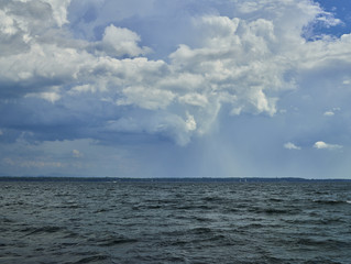 Obraz premium Cloud formation over lake Champlain 130