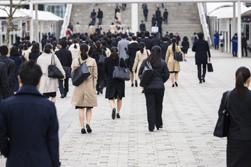 Obraz premium スーツの女性の後ろ姿の風景