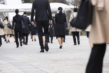 スーツの若い男性の足元の風景