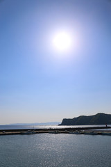 港に降り注ぐ太陽の光