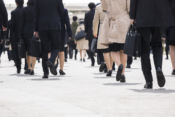 Obraz premium 若いスーツ姿の足元の風景