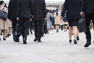 Obraz premium 若いスーツ姿の足元の風景