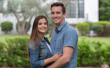 Obraz premium Young attractive happy couple smiling and looking at the camera