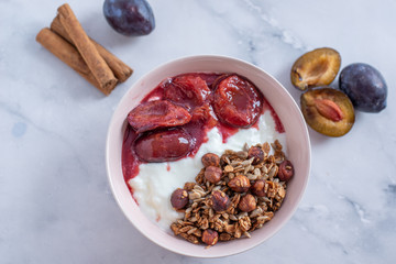 Joghurt mit Müsli und Pflaumen Kompott 